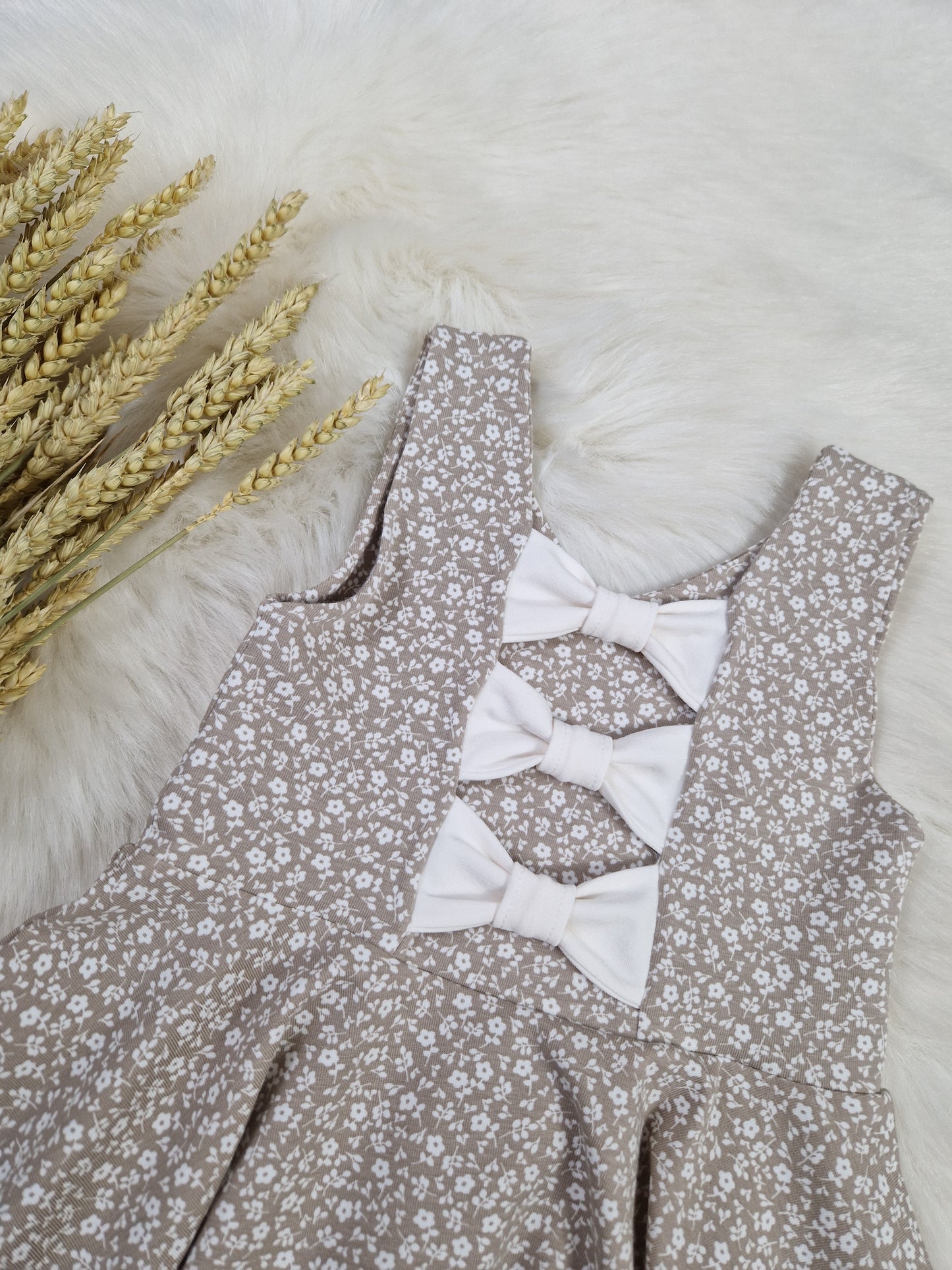 Arias Bow Back Kleid – Elegantes Kinderkleid mit Rückenschleife