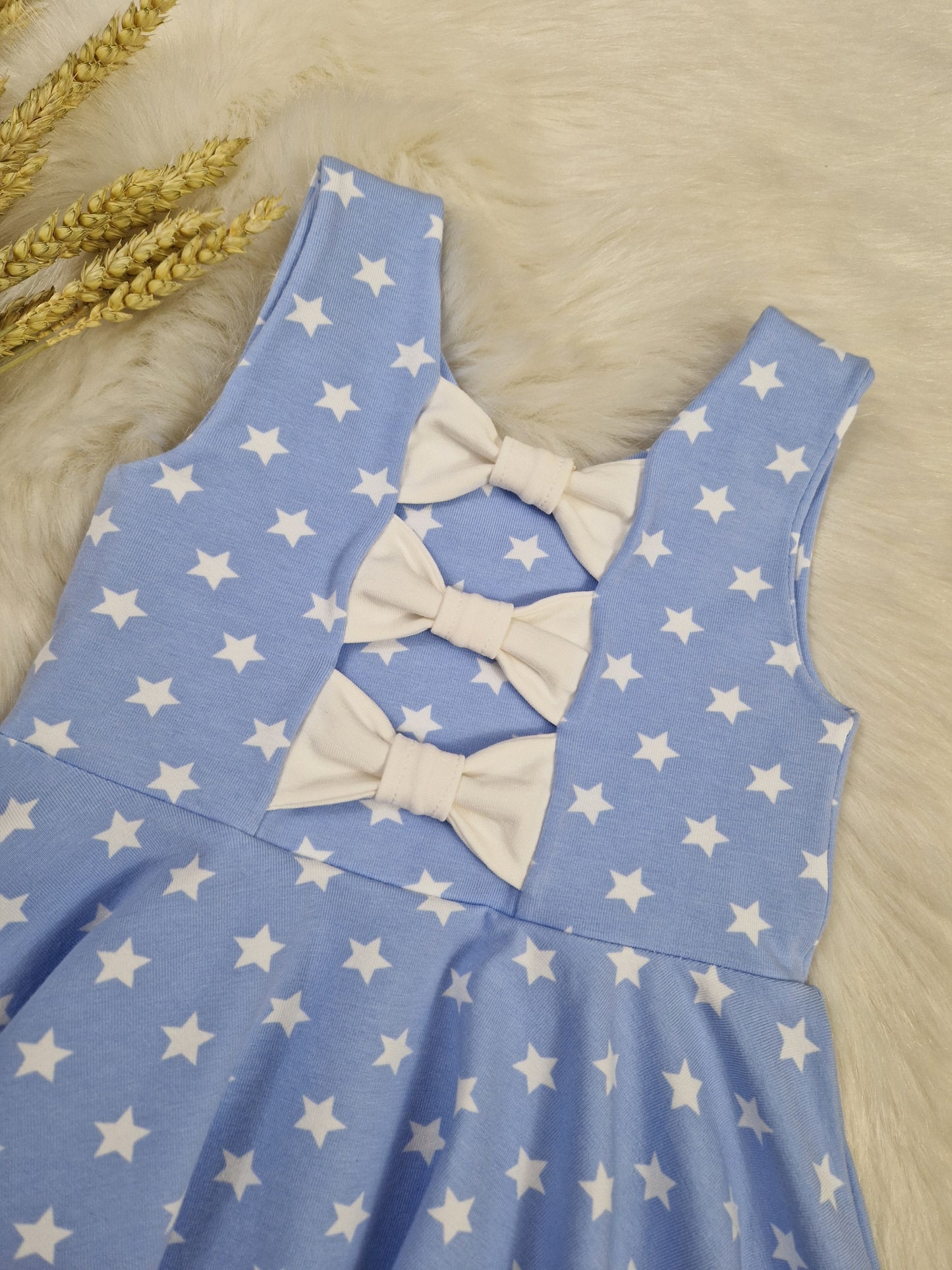Arias Bow Back Kleid – Elegantes Kinderkleid mit Rückenschleife