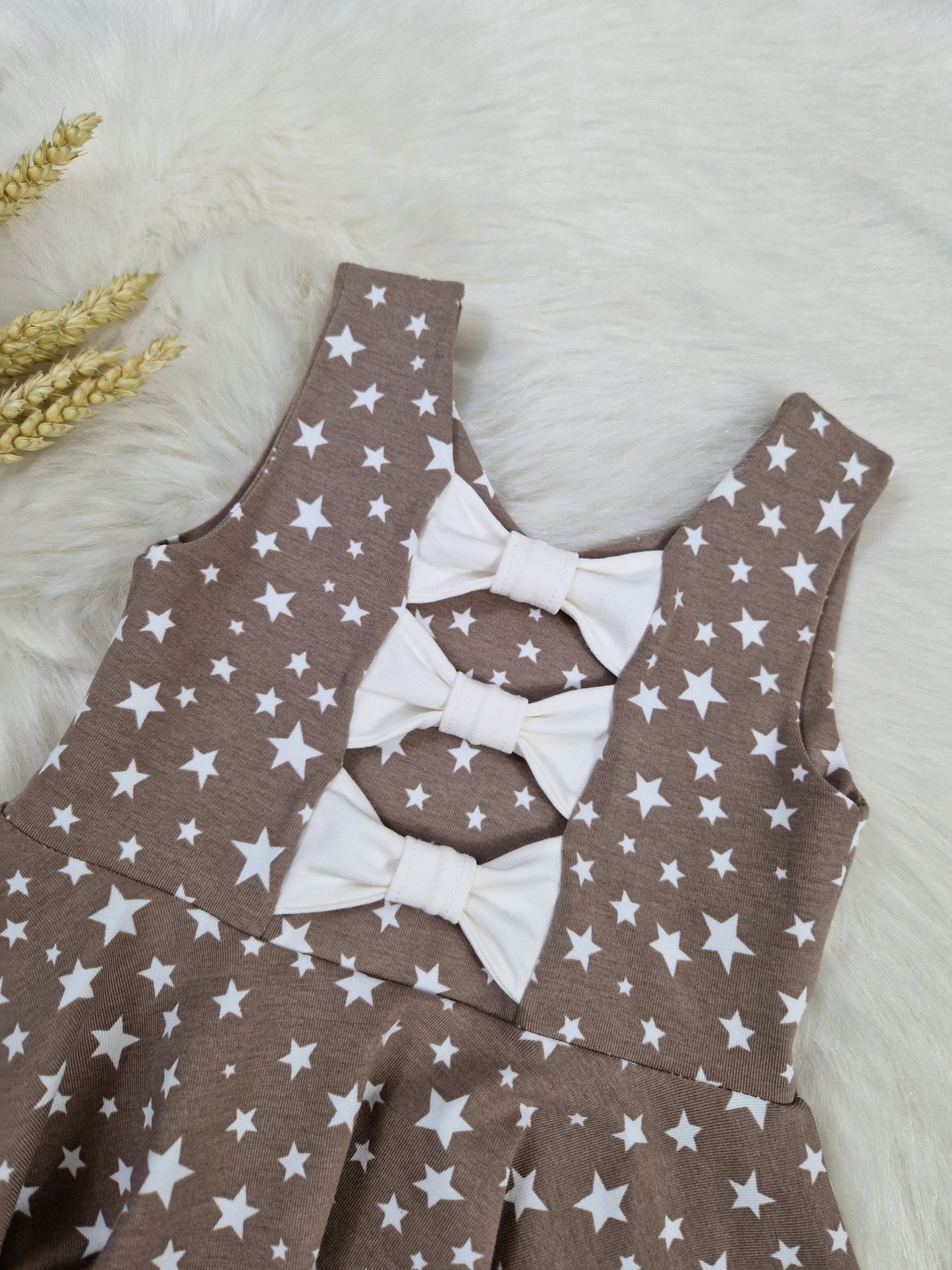Arias Bow Back Kleid – Elegantes Kinderkleid mit Rückenschleife