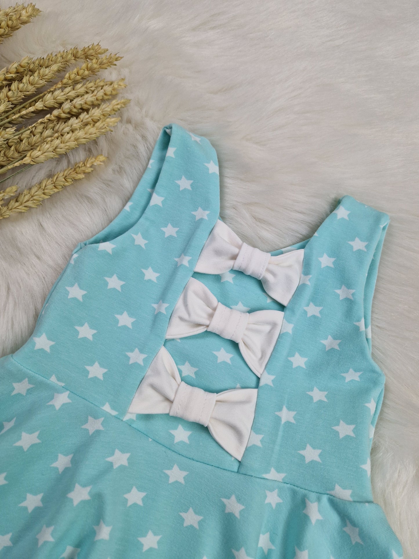 Arias Bow Back Kleid – Elegantes Kinderkleid mit Rückenschleife